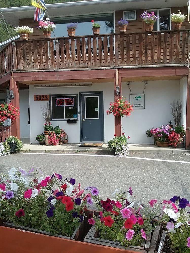 Alpen Motel Рейдиум-Хот-Спрингс Экстерьер фото